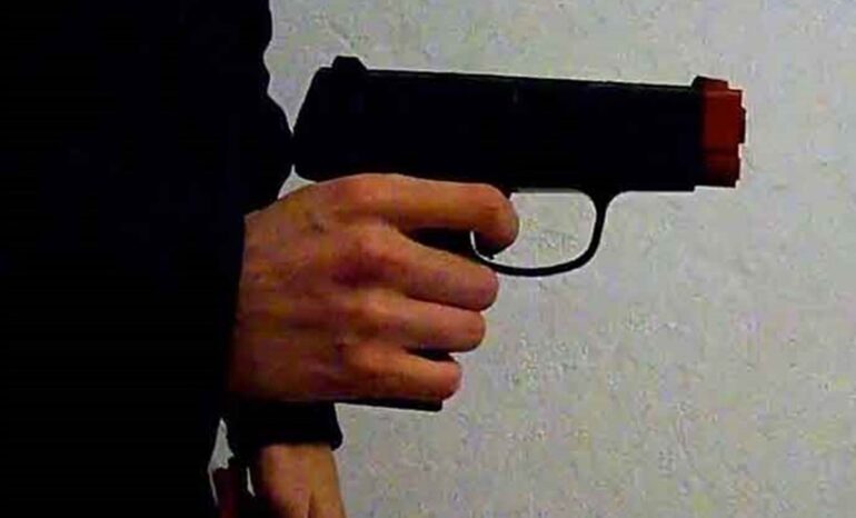 Choc a Modena, calciatore 15enne minaccia avversari negli spogliatoi con pistola finta