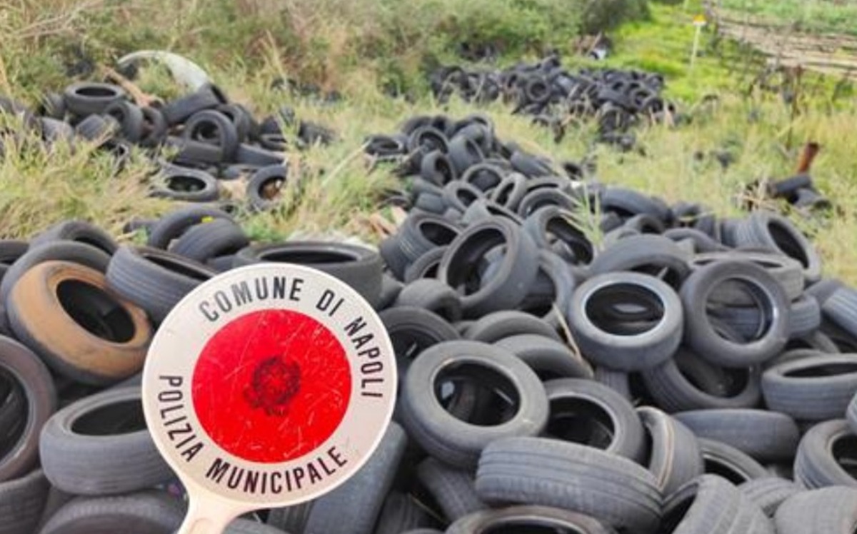 Discarica abusiva di pneumatici fuori uso a Napoli: era vicina a coltivazioni agricole