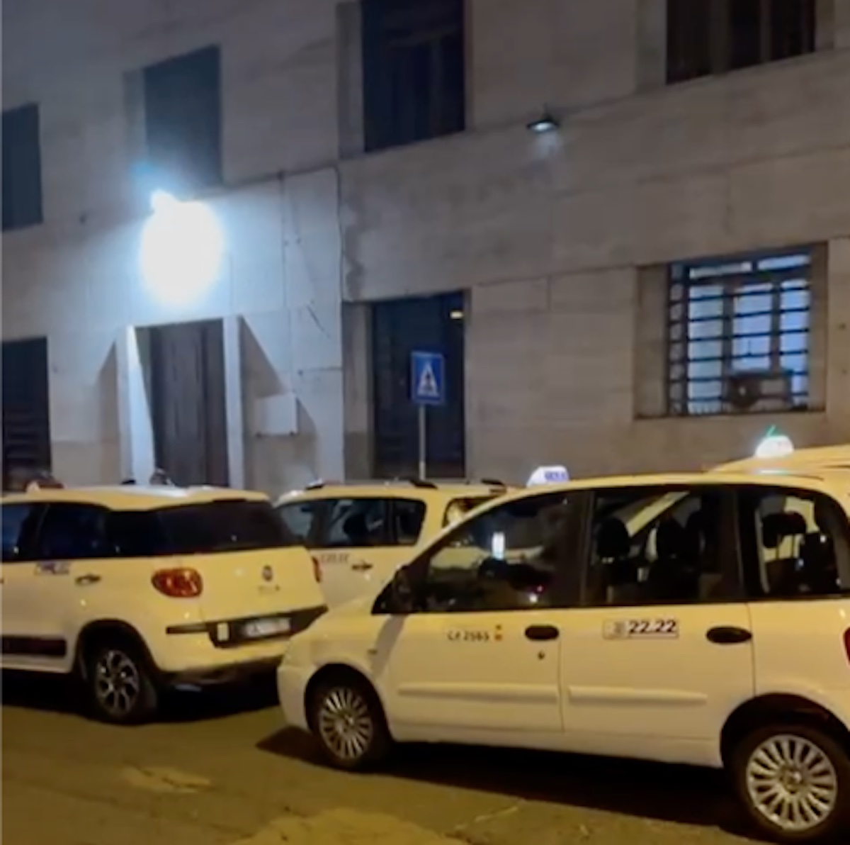 Tassisti di Napoli denunciano aggressioni da abusivi