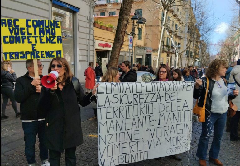 Vomero, la protesta dei cittadini dopo le voragini