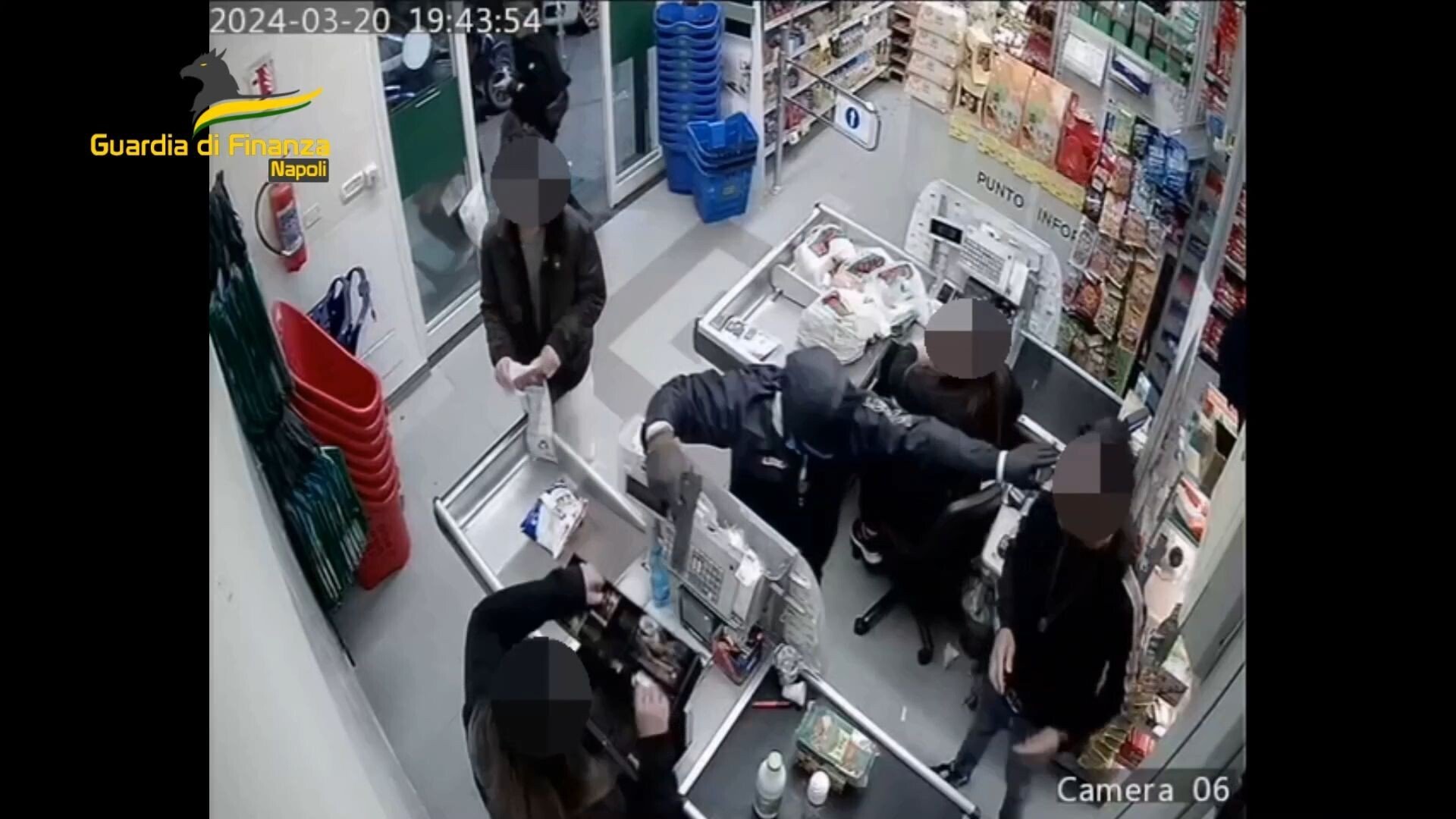 Afragola: fin. libero dal servizio blocca rapinatore