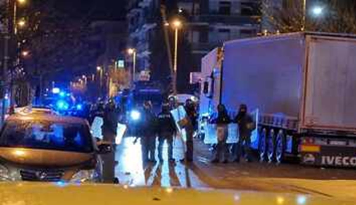 Scontri tra tifosi a Castellammare dopo il derby tra Juve Stabia e Casertana, tre agenti feriti