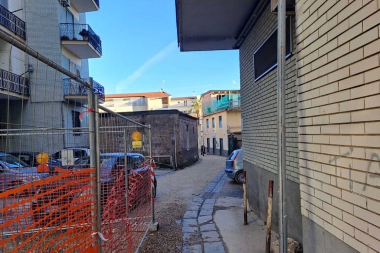 Strada del centro a Giugliano chiusa da dieci anni