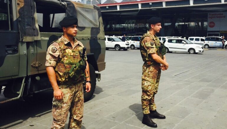 Porta Nolana, turista aggredita in strada: i militari dell’Esercito bloccano l’assalitore