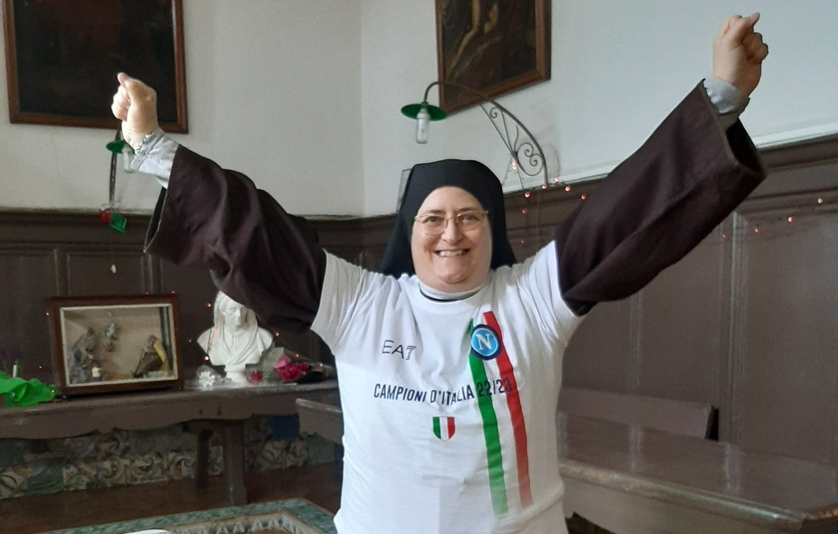 La suora tifosa del Napoli sul caso di razzismo: “Il gol di Juan Jesus fa un po’ di giustizia”
