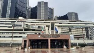 Spari contro il Tribunale di Napoli, Pol.i.s. e Anm: “Atto vile e inaccettabile”