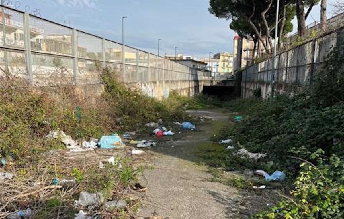 A Ponticelli polemica per il tunnel chiuso e abbandonato: “Inutilizzabile e invaso da erbacce e rifiuti”
