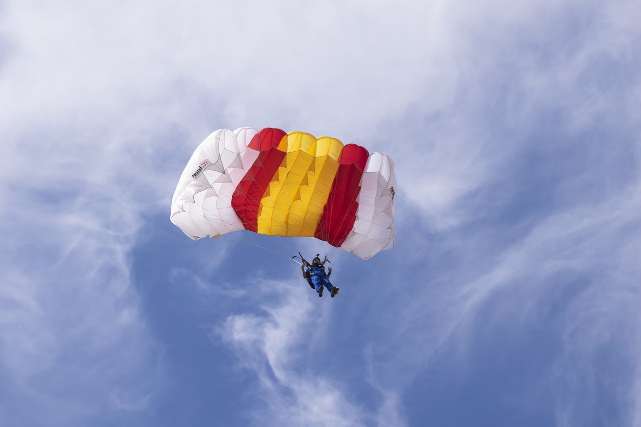 A Salerno turista americano precipita nel fiordo con paracadute: salvato