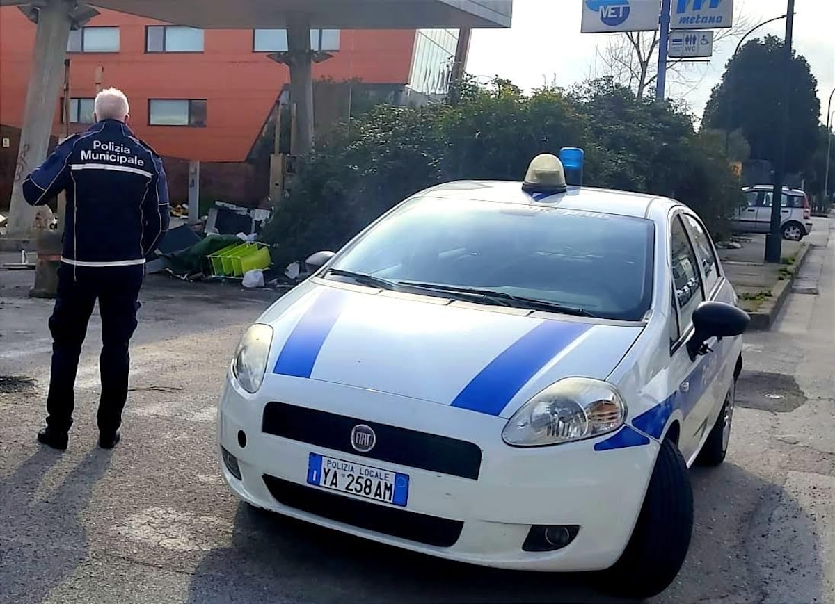Arzano, la Polizia Locale scopre discarica abusiva