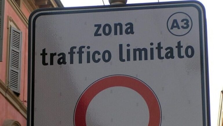 Stretta a Napoli su bici, veicoli elettrici e Ztl: 17 sequestri e una denuncia per truffa