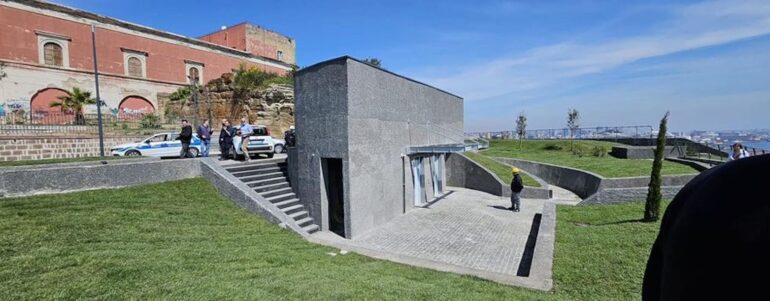 Apre a Napoli l’ascensore di Monte Echia: panorama mozzafiato e biglietto a 1,30 euro