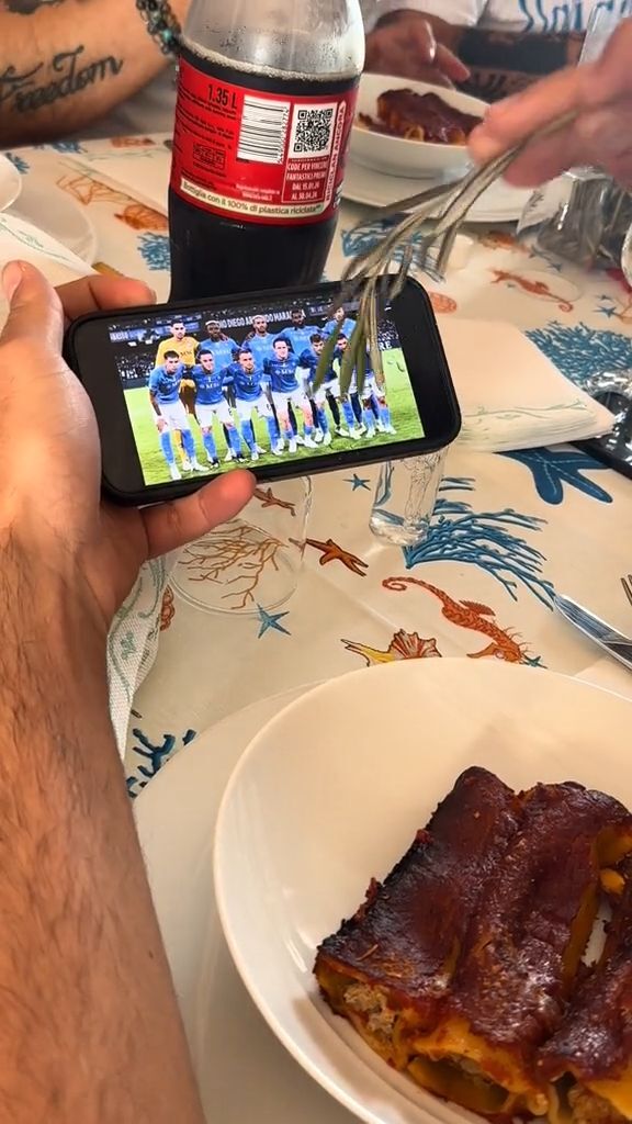 Napoli, tifoso “benedice” la squadra durante il pranzo pasquale. Il video virale