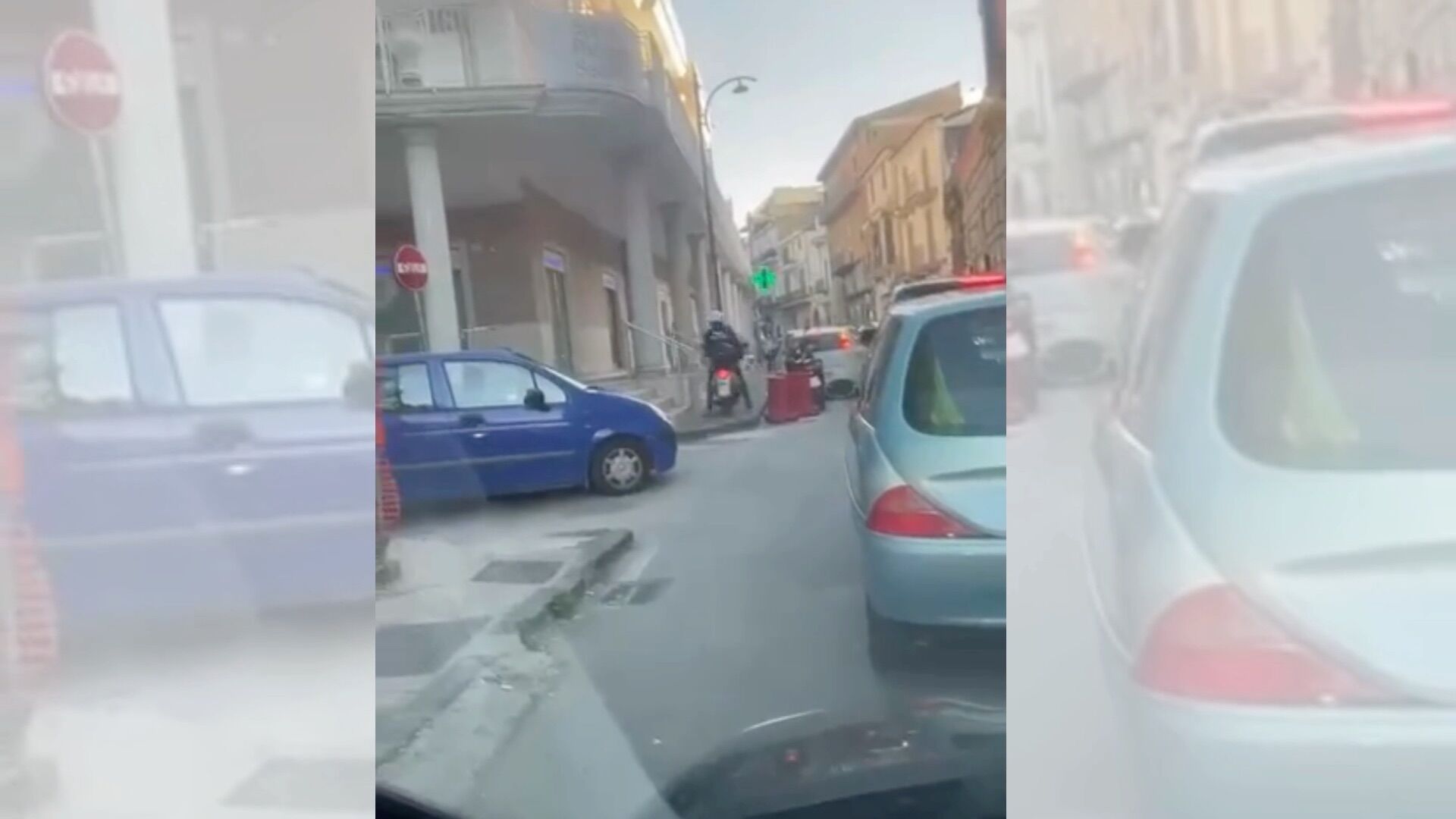 Frattamaggiore, il vigile sullo scooter di servizio va sul marciapiede: il video virale sul web