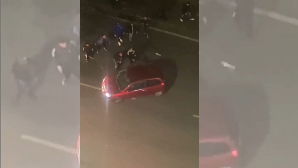 Napoli, auto a folle velocità si ribalta e distrugge pensilina dei bus a Fuorigrotta