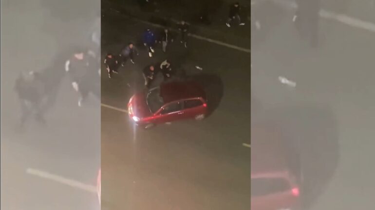 Napoli, auto a folle velocità si ribalta e distrugge pensilina dei bus a Fuorigrotta