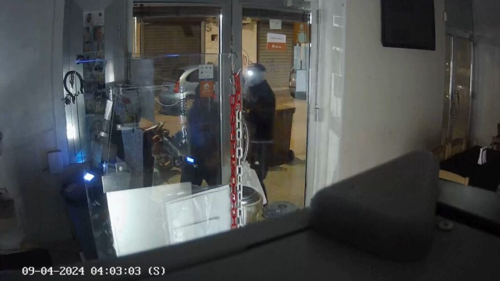 Ladri scassinano pizzeria ma trovano la cassa vuota, il titolare: “Siete la melma di Casoria”
