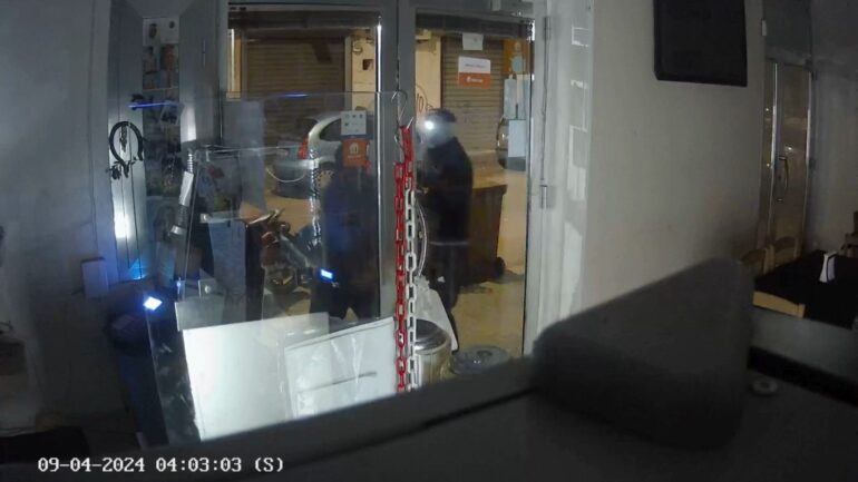 Ladri scassinano pizzeria ma trovano la cassa vuota, il titolare: “Siete la melma di Casoria”