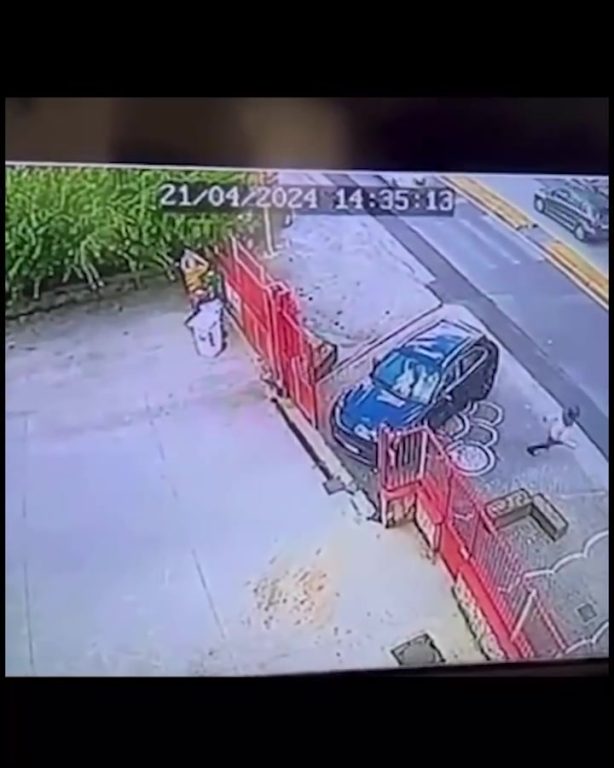 A Scampia pistola alla tempia: virale il video della rapina