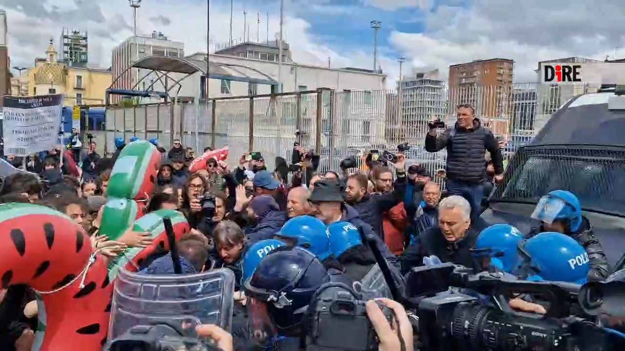 Napoli, cortei anti G7: manifestanti respinti al porto