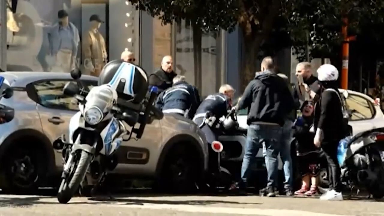 Napoli: motociclista senza casco aggredisce vigili. Video virale online.