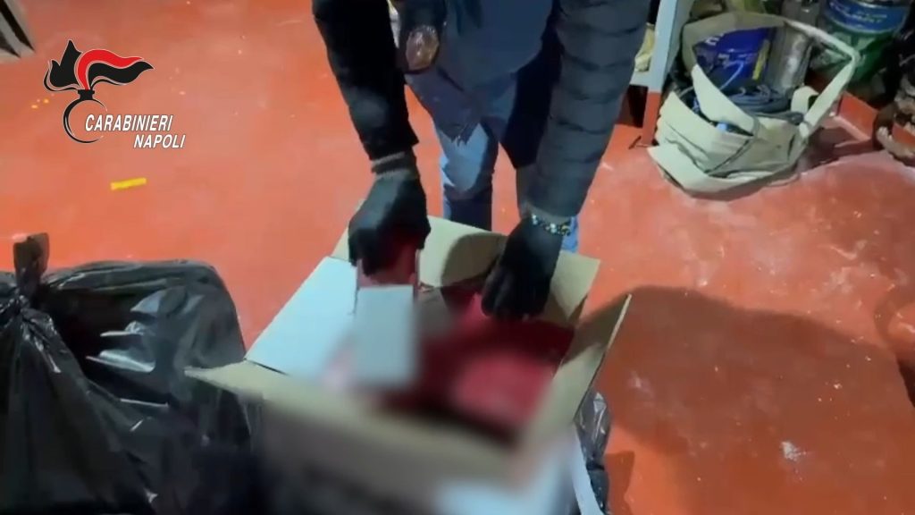 Torre Annunziata, nella nave con grano e mais dell’Ucraina anche le sigarette di contrabbando: 4 arresti