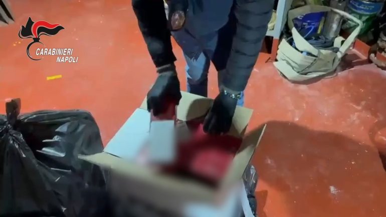 Torre Annunziata, nella nave con grano e mais dell’Ucraina anche le sigarette di contrabbando: 4 arresti