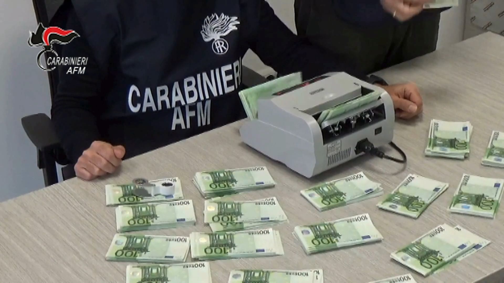 Napoli, lo sportello bancario dei 100 euro falsi nel quartiere Mercato: 68 arresti