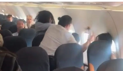 Scoppia la rissa tra due donne sul volo EasyJet Napoli-Ibiza: a bordo è il caos, interviene la polizia - VIDEO