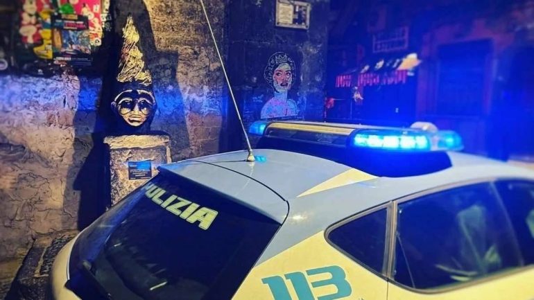 napoli, pusher inseguito e arrestato