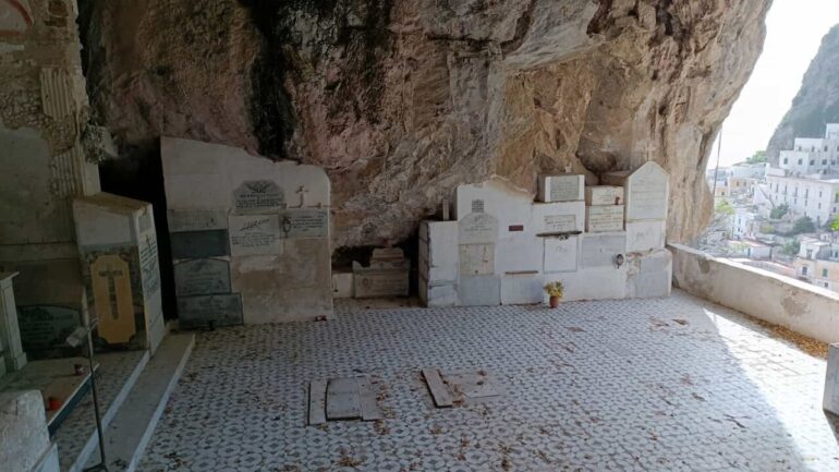 Atrani, la chiesa rupestre di San Michele Arcangelo a rischio crollo: un gioiello da salvare