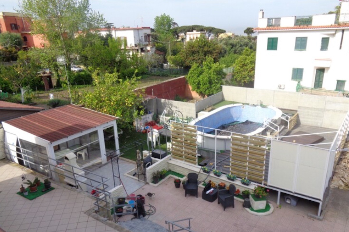 Villa abusiva con piscina sequestrata a Portici dinanzi al Comune.