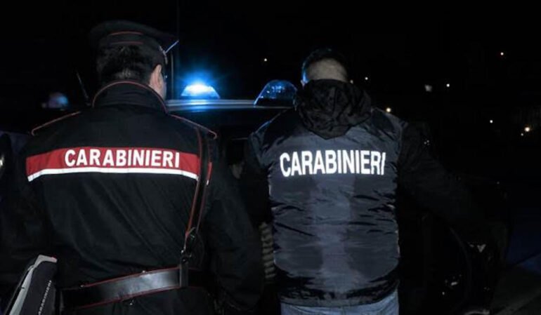 Marcianise, rubano capi di abbigliamento e accoltellano vigilantes: arrestati 2 marocchini