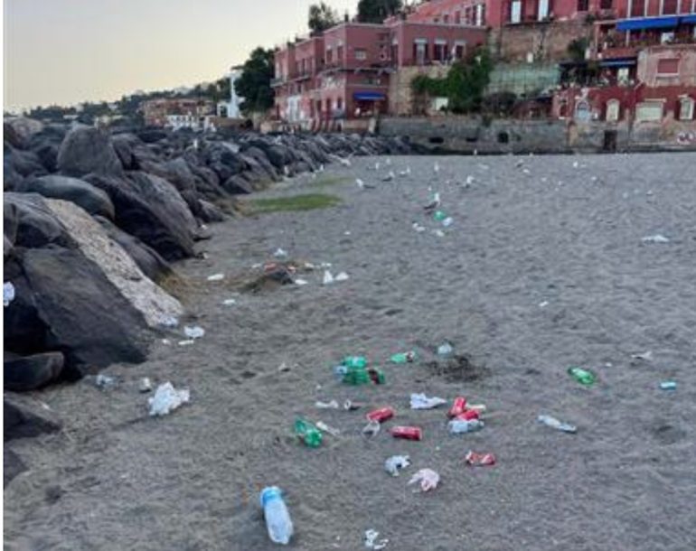 Napoli, spiaggia delle Monache invasa da plastica e rifiuti. Borrelli denuncia e chiede provvedimenti