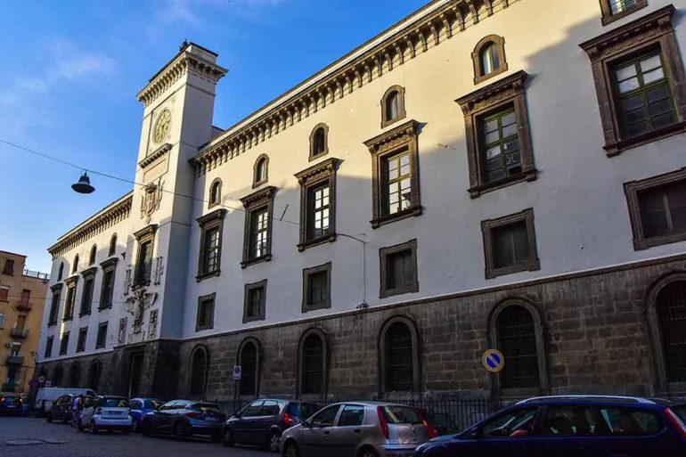 Sorpreso a spacciare a Castel Capuano: arrestato un 37enne algerino