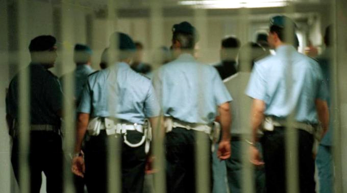Carinola, detenuto "lavorante" del carcere aggradisce tre poliziotti