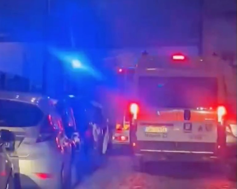 Napoli, ambulanze e Vigili del Fuoco bloccati a Salita Incurabili da auto in divieto di sosta