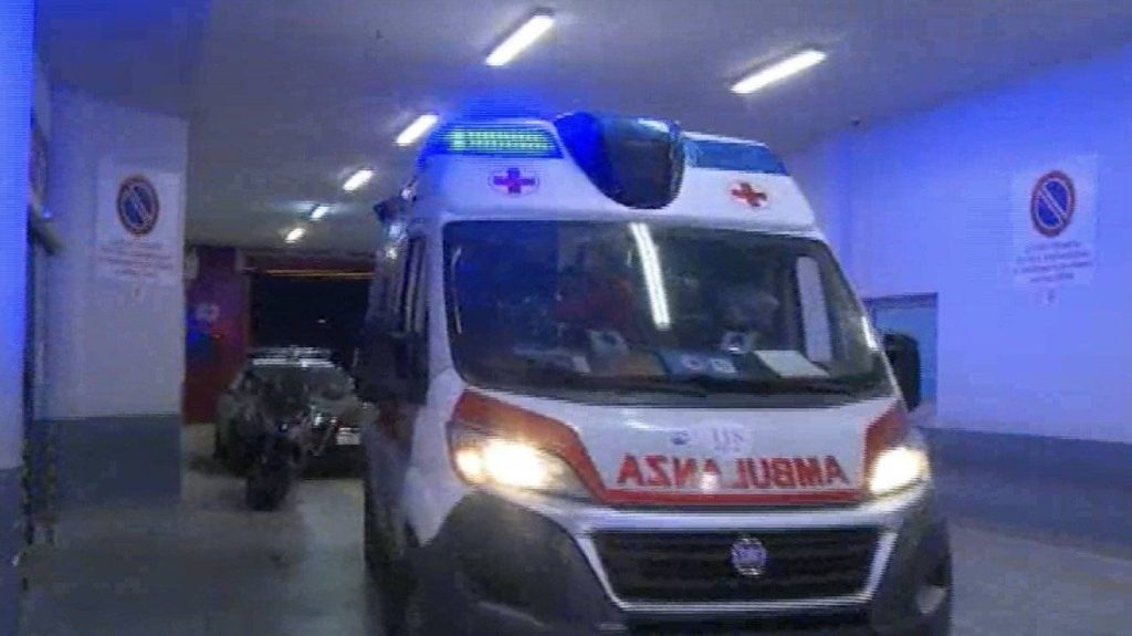 Napoli, poliziotti eroi salvano neoanta ai Decumani: era in difficoltà respiratorie