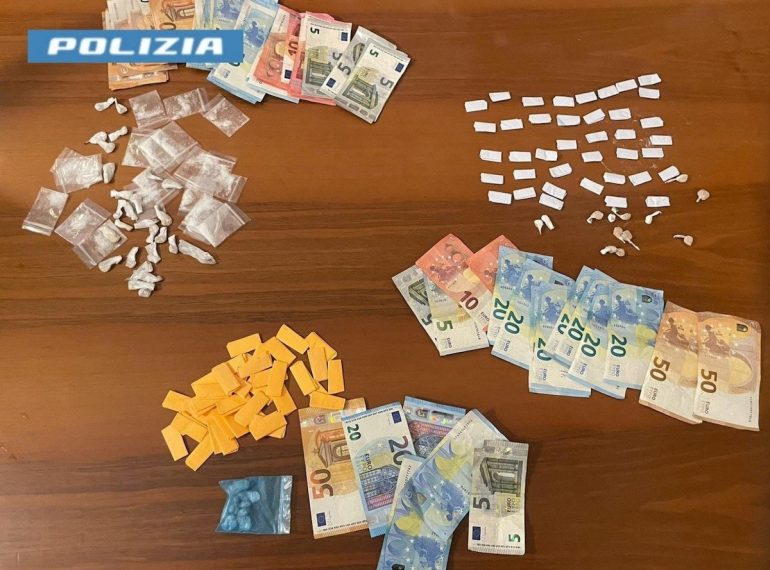 Blitz a Piazza Garibaldi: arrestati due giovani con 400 pasticche di droga pronta per lo spaccio