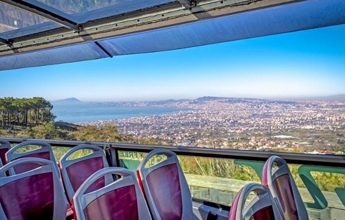Parte ‘Destination Vesuvio’, nuovo servizio di bus scoperto che accompagna i turisti da Ercolano al Gran Cono