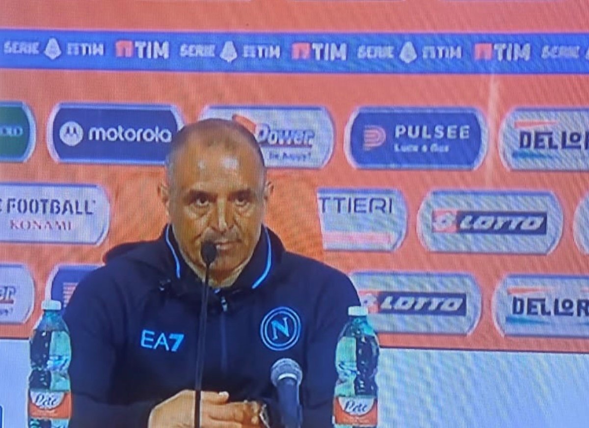 Calzona: “Il Napoli è quello del secondo tempo” – Un’analisi sulle prestazioni della squadra azzurra.
