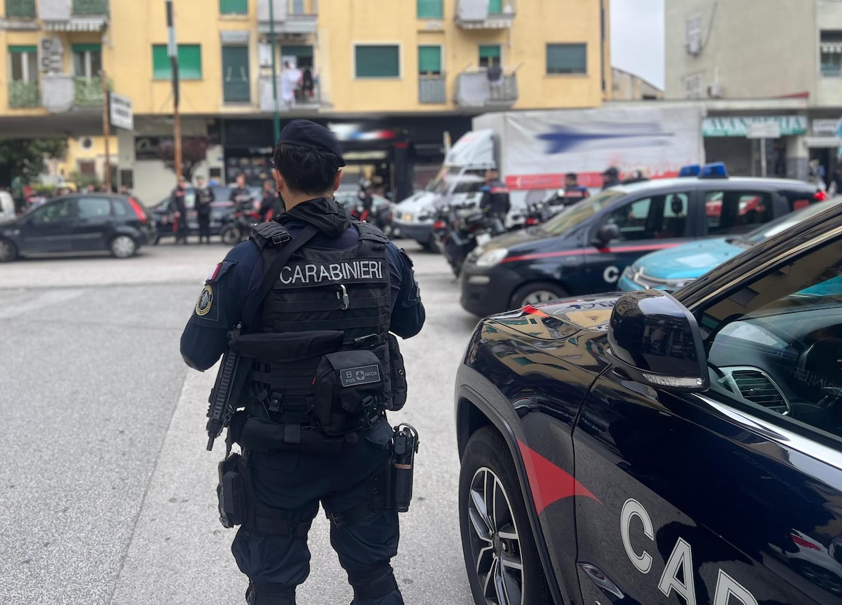 Arrestati a Napoli per confezionamento droga in seminterrato del Rione Traiano.