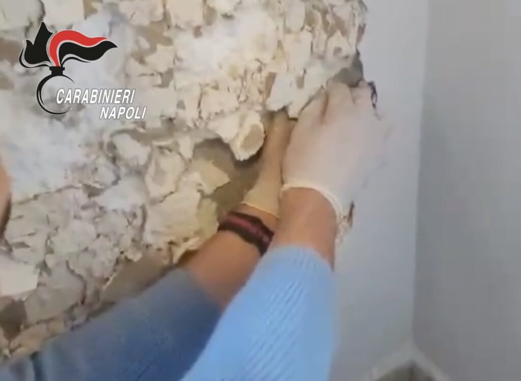 Castellammare, blitz al rione Savorito: droga e armi nelle pareti. Tre arresti
