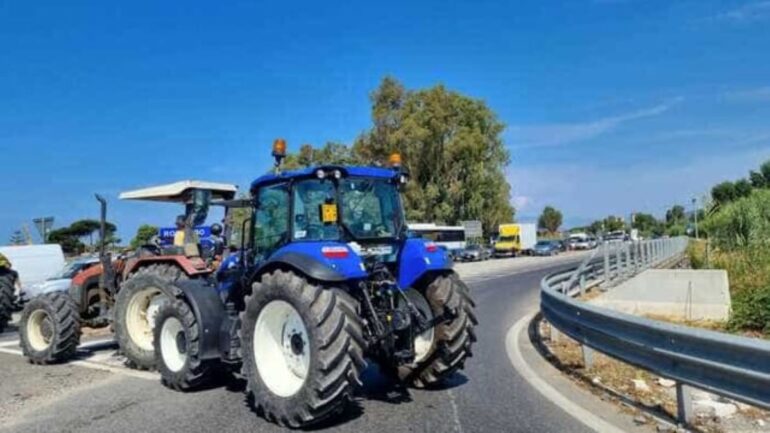 Manifestazione sulla Domiziana con trattori, allevatori assolti