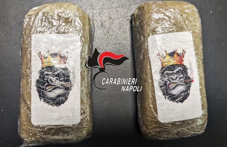 Ischia, pusher di San Vitaliano bloccato al porto con due panetti di hashish