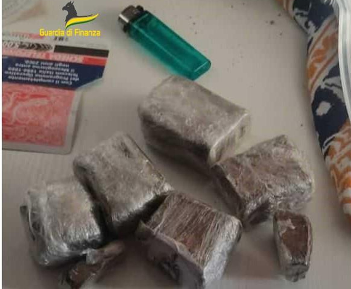 Pusher arrestato a Pagani, trovato in possesso di oltre 300 grammi di droga