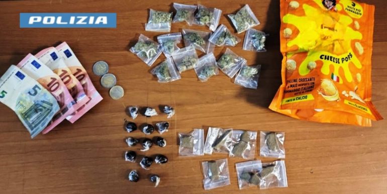 Scampia, droga nascosta nella busta di patatine: arrestato 51enne