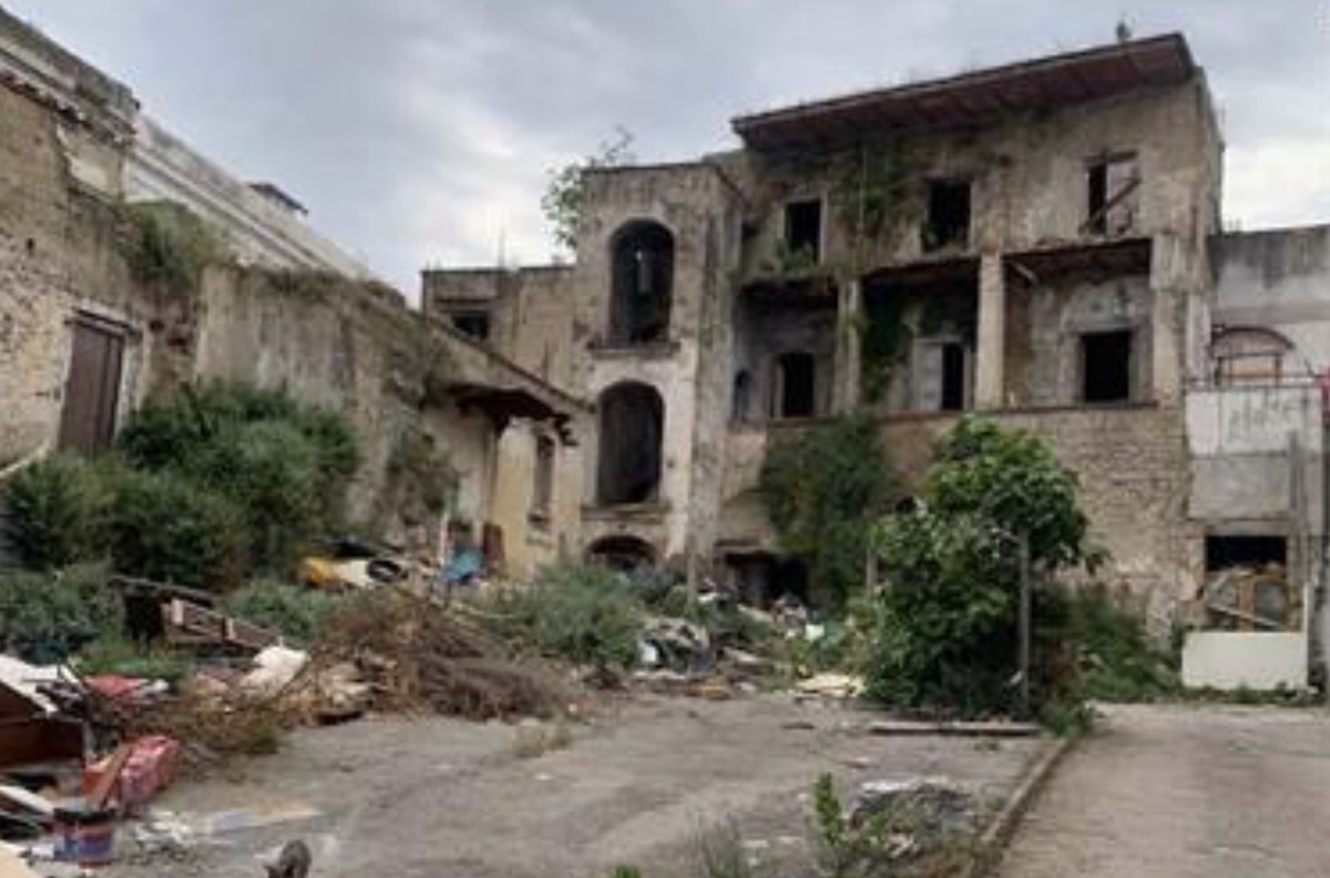 Afragola: edificio abbandonato nei pressi del Comune diventa discarica