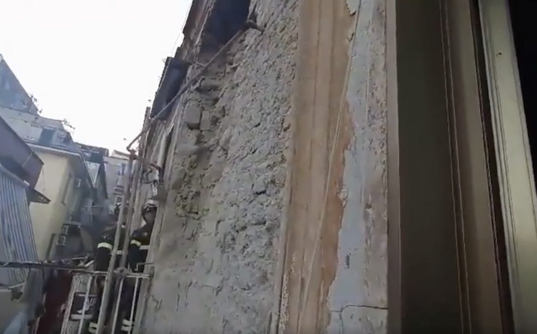 Esplosione a Napoli: crolla parte della facciata di un palazzo ai Quartieri Spagnoli