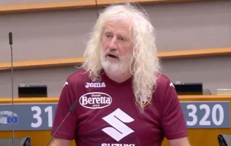 Derby della Mole a Bruxelles, l’eurodeputato irlandese Wallace: “Forza Toro, Juve m…”. VIDEO