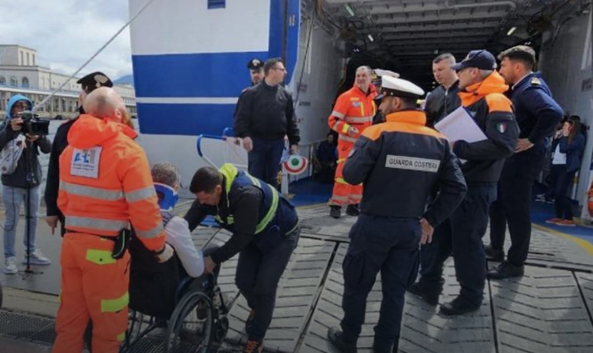 Nave contro la banchina al Molo Beverello: sono 44 i feriti